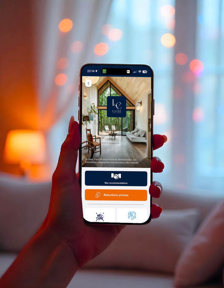 Application La Clé sur Iphone tenu dans une main
